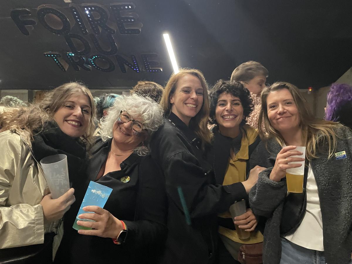 Clémence, entourée de son groupe d’amies, revient chaque année.