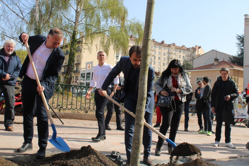 gregory-doucet-bruno-bernard-maire-de-lyon-president-metropole-de-grand-lyon-arbres-arbre-planter
