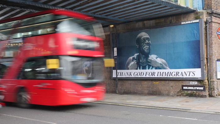 Un panneau d'affichage représente le rappeur britannique Stormzy.