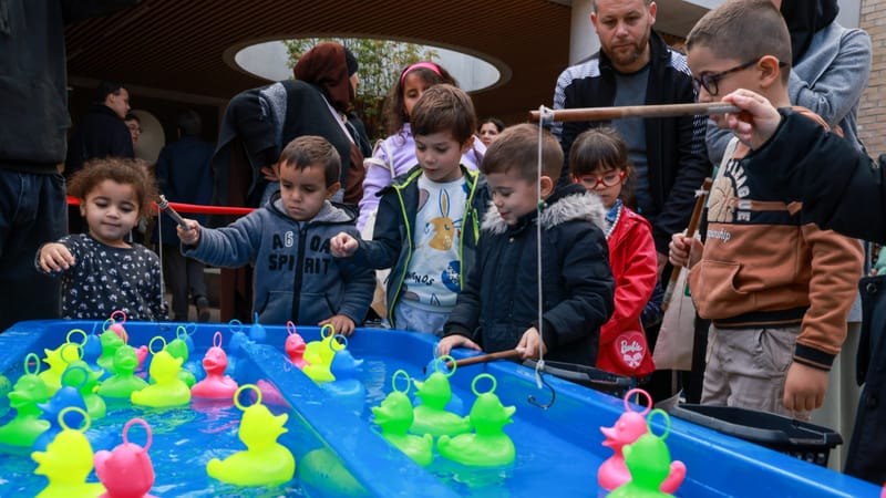 L'une des particularités de l'école, c'est que son parvis, aménagé en parc de jeux, une "zone tampon pour les parents, qui fait partie intégrante de l'école", précise-t-on à la mairie. Où, ce samedi, les enfants pouvaient jouer à la pêche aux canards.
