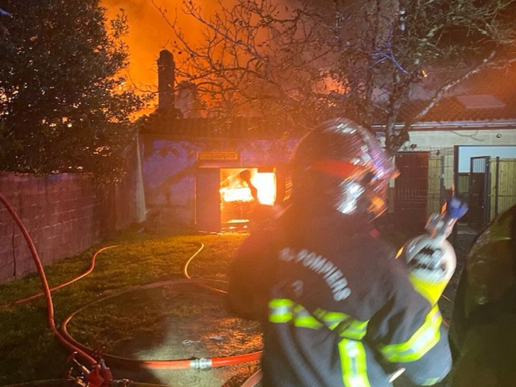 Un important incendie ravage plusieurs maisons mitoyennes près de Bordeaux