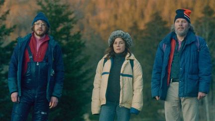 Bastien Bouillon, Blanche Gardin et Philippe Katerine dans le film "L'Incroyable femme des neiges" de Sébastien Betbeder, sortie le 12 novembre 2025. (ENVIE DE TEMPETE PRODUCTION)