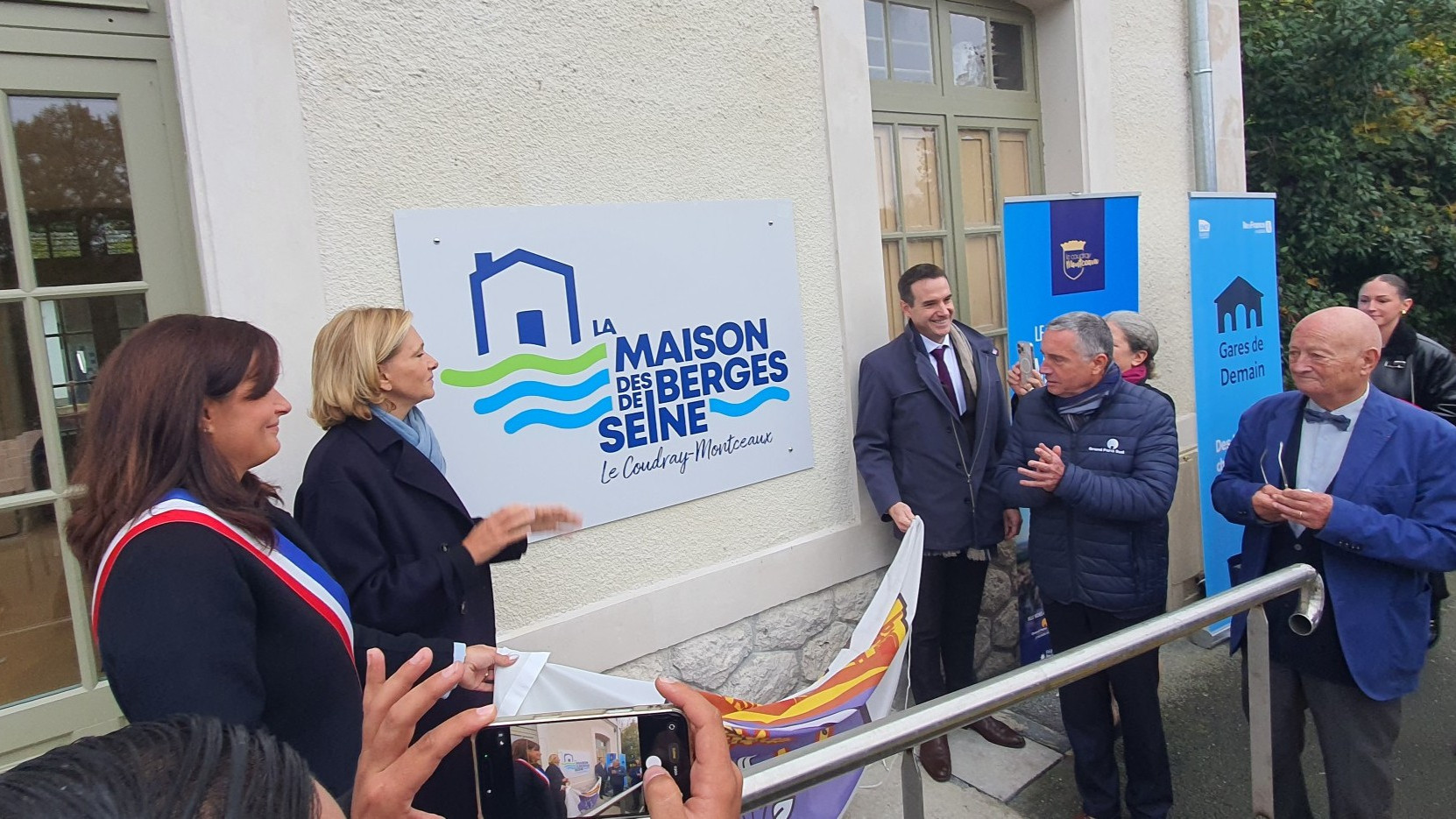 ©Facebook/Karl Dirat - Au Coudray-Montceau, La Maison des Berges de Seine a été officiellement inaugurée ce 7 novembre, en présence notamment de Valérie Pécresse, présidente de la Région Île-de-France, et d’Aurélie Gros.