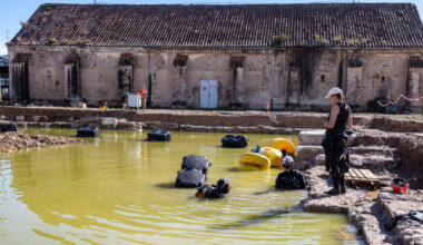 © Flore Giraud - La poudrière Milhaud (XVIIe siècle) et son quai en cours de fouille subaquatique par les archéologues plongeurs de l'Inrap.
