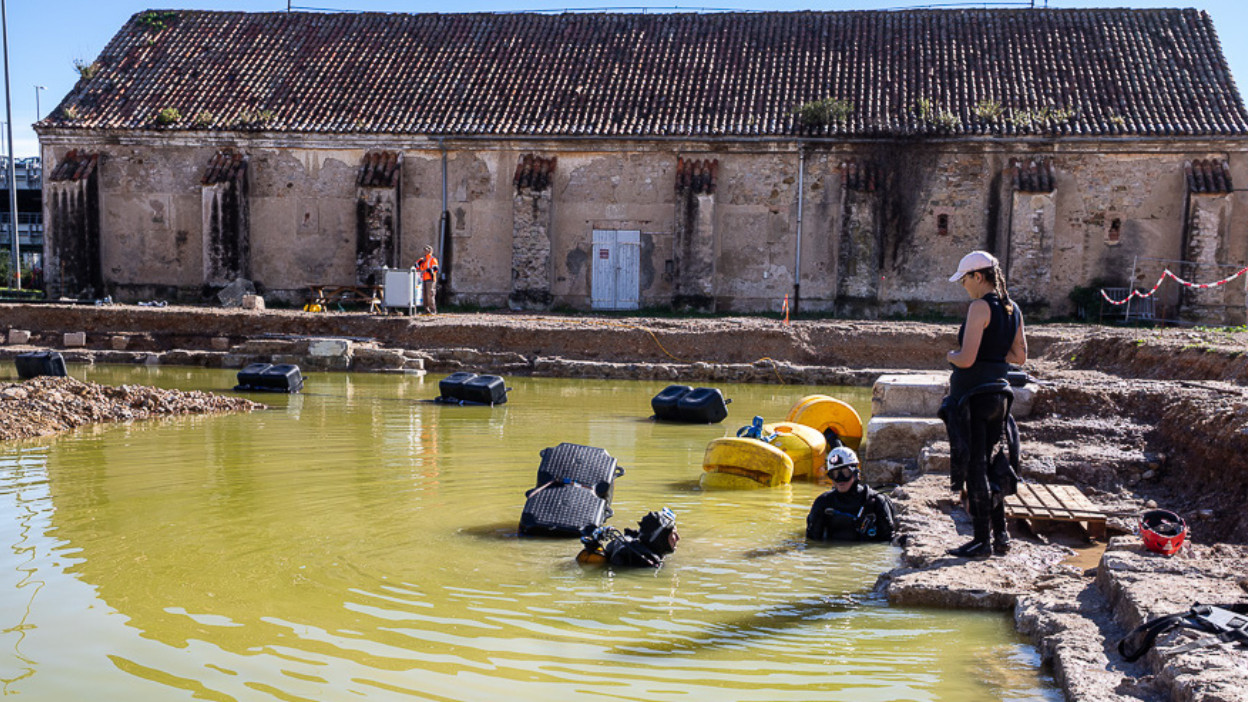 © Flore Giraud - La poudrière Milhaud (XVIIe siècle) et son quai en cours de fouille subaquatique par les archéologues plongeurs de l'Inrap.
