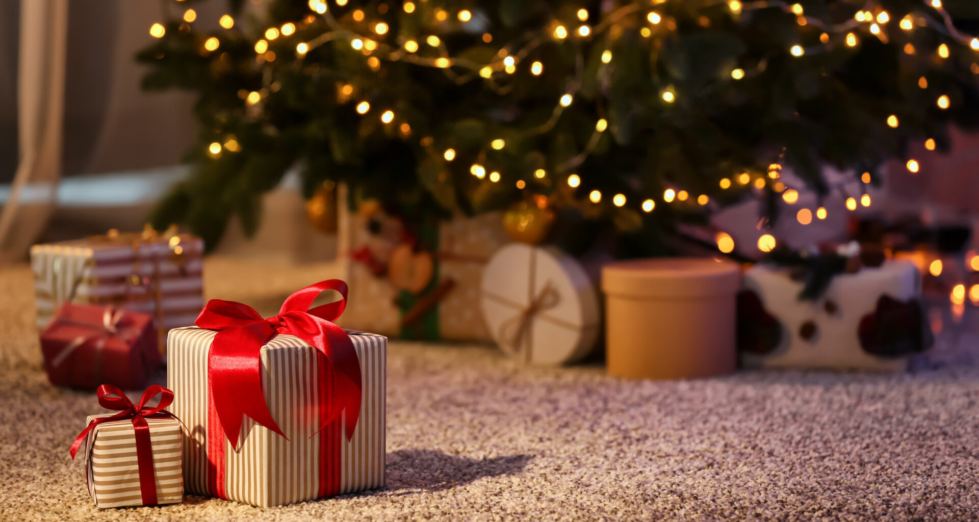 © Shutterstock - Selon une étude Ankorstore, les Franciliens dépenseront 617 € pour Noël, le plus haut budget de France, malgré un climat économique et politique instable.