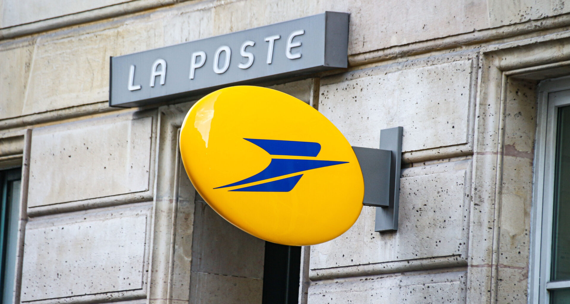 © AP/AntoninAlbert - Pour sa rentrée de janvier 2026, La Poste ouvre 44 postes en alternance pour devenir facteur ou factrice, avec un diplôme à la clé et un emploi à la sortie.