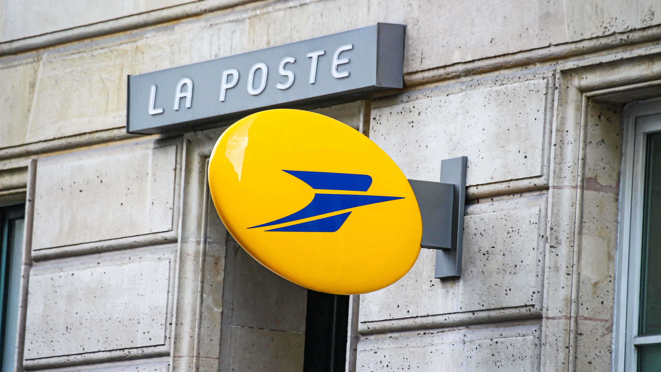 © AP/AntoninAlbert - Pour sa rentrée de janvier 2026, La Poste ouvre 44 postes en alternance pour devenir facteur ou factrice, avec un diplôme à la clé et un emploi à la sortie.