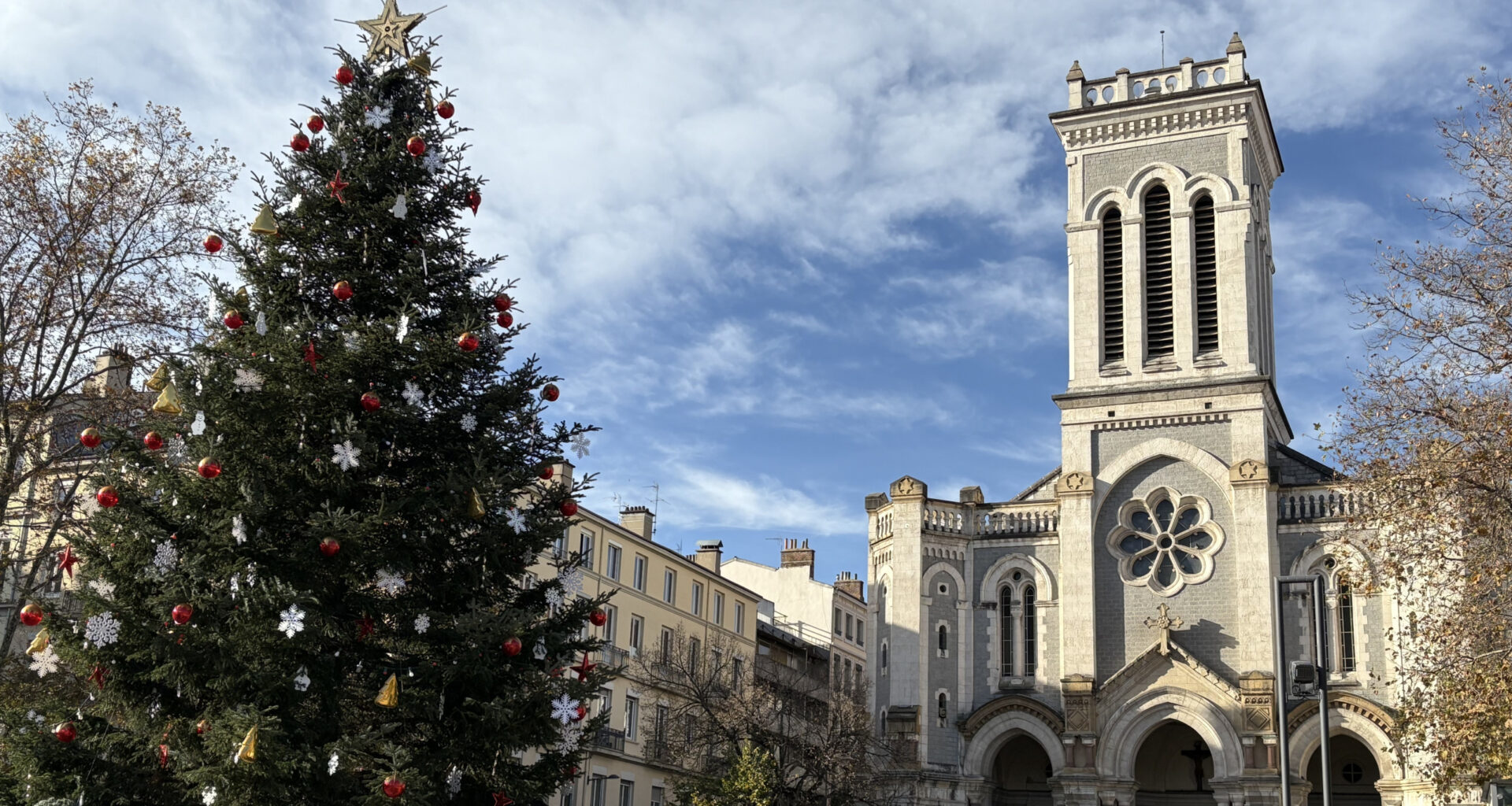 © Nahim Idir - Le grand sapin est déjà présent sur la place Jean-Jaurès à Saint-Étienne.