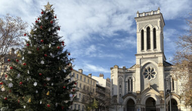 © Nahim Idir - Le grand sapin est déjà présent sur la place Jean-Jaurès à Saint-Étienne.