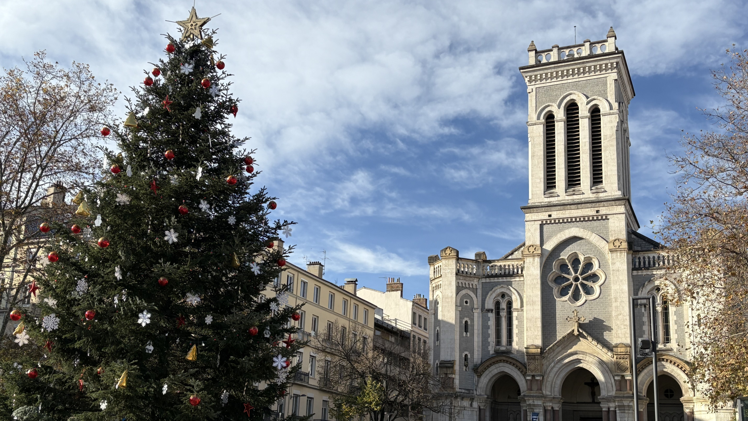 © Nahim Idir - Le grand sapin est déjà présent sur la place Jean-Jaurès à Saint-Étienne.