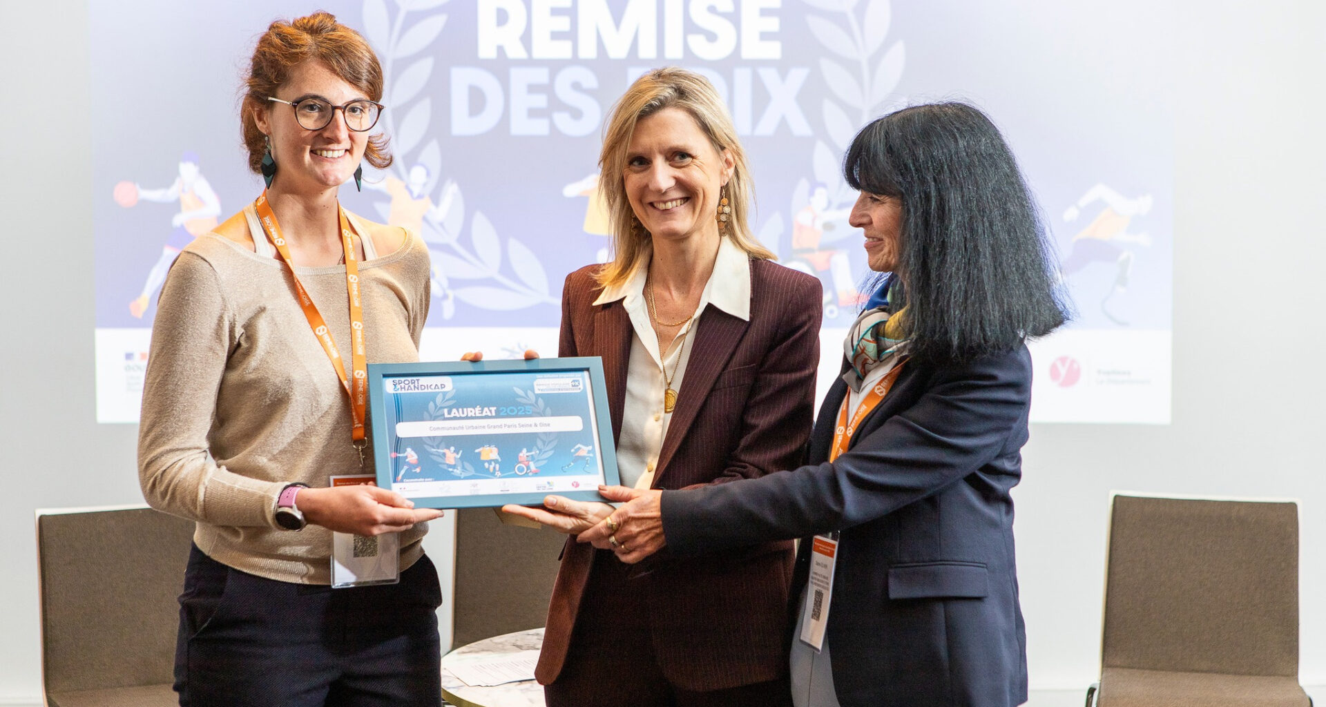 © Ludovic Letot - Tout sourire, Sabine Olivier, Vice-présidente GPS&O déléguée au sport (à gauche), reçoit le prix de la Fondation d’entreprise Banque Populaire Val de France pour le projet "Savoir Nager sport adapté".