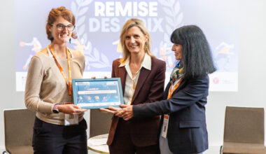 © Ludovic Letot - Tout sourire, Sabine Olivier, Vice-présidente GPS&O déléguée au sport (à gauche), reçoit le prix de la Fondation d’entreprise Banque Populaire Val de France pour le projet "Savoir Nager sport adapté".