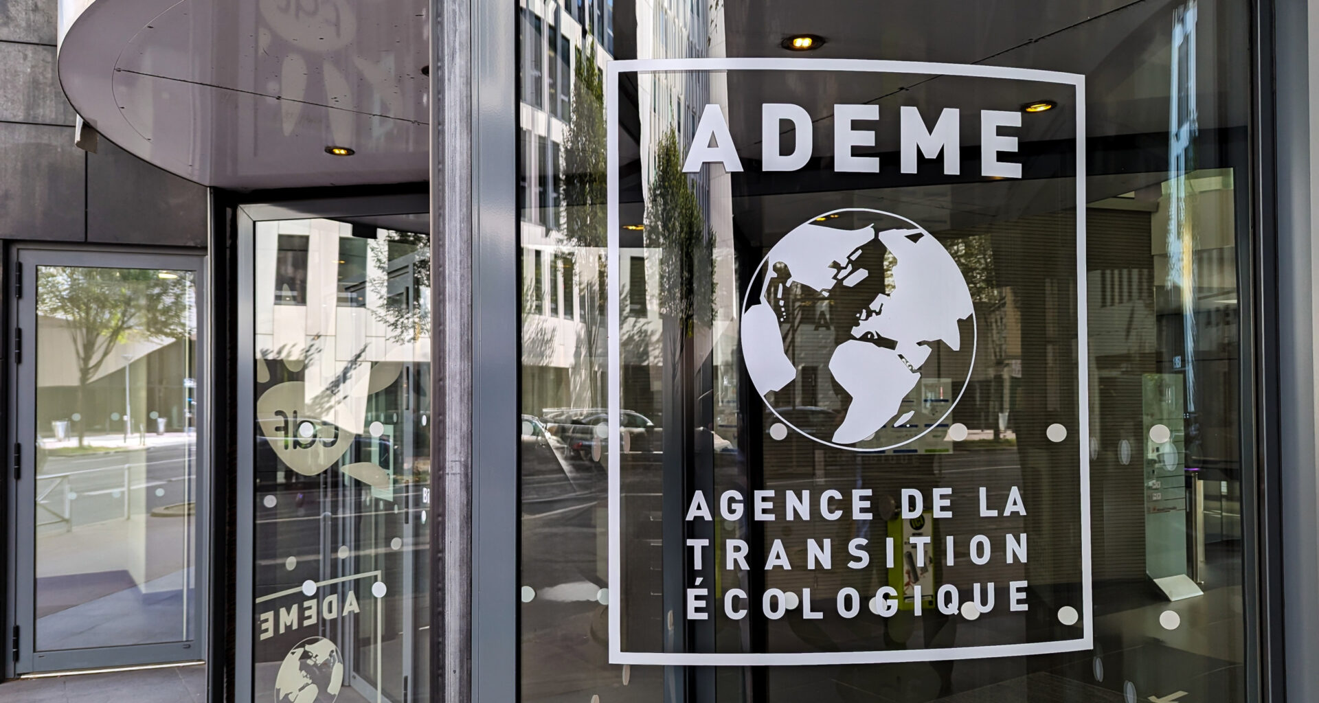 © Shutterstock - Dans le cadre du programme AVELO 3 de l’ADEME dont il est lauréat, le Département de l’Essonne souhaite mieux comprendre les habitudes de déplacement au collège.
