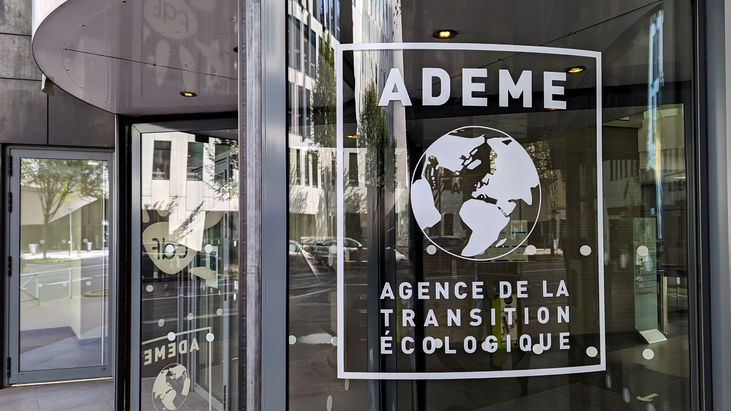 © Shutterstock - Dans le cadre du programme AVELO 3 de l’ADEME dont il est lauréat, le Département de l’Essonne souhaite mieux comprendre les habitudes de déplacement au collège.