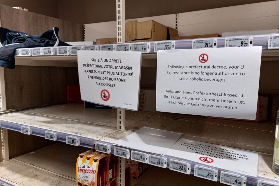 Le magasin a mis en place des affichettes pour avertir ses clients. 