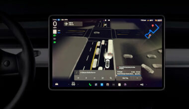 Affichage en temps réel du Full Self-Driving Tesla sur l’écran central, avec visualisation des véhicules et itinéraire