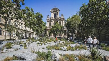 Le jardin mémoriel de la place Saint-Gervais, un lieu de recueillement à la mémoire des victimes du 13 novembre 2015.