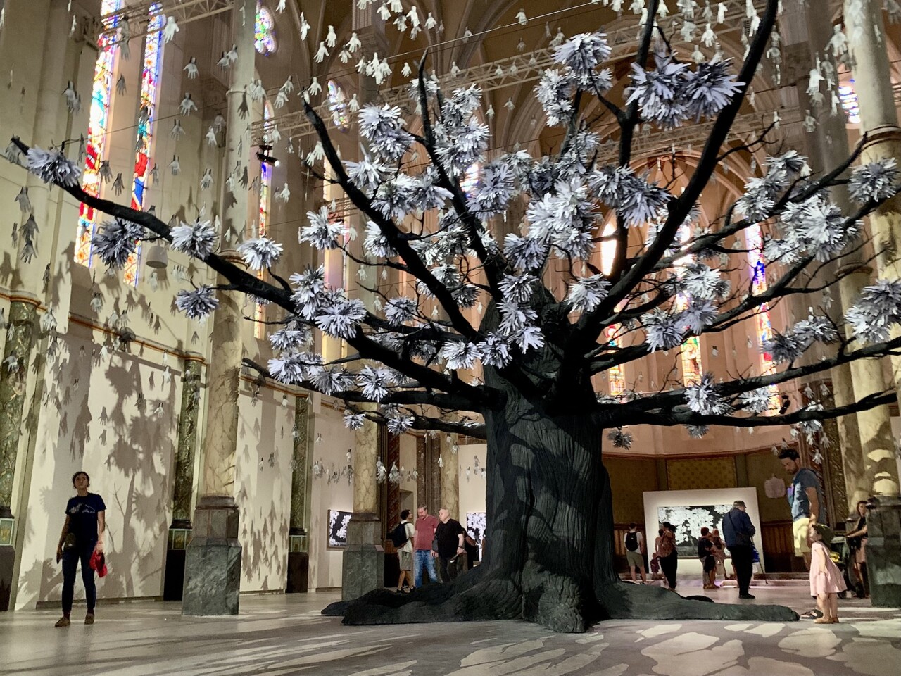 sous la voûte du Carré Sainte-Anne, l'arbre de JR s'épanouit de 45 000 mains