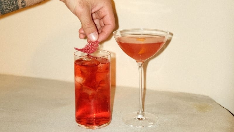 Chez Junior’s à Vauban, Loris propose des cocktails créations.