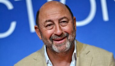 "Juste avant de mourir, il a ri", cette ultime image de l'humoriste avec son père sur son lit de mort