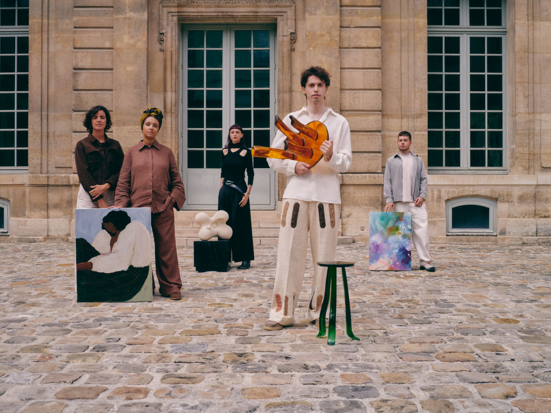 Les créatifs de la première exposition de la Kave Gallery et leurs oeuvres au Musée Picasso à Paris. De gauche à droite : Sacrée Frangine, Terre Brute, Szymon Keller et Piro.