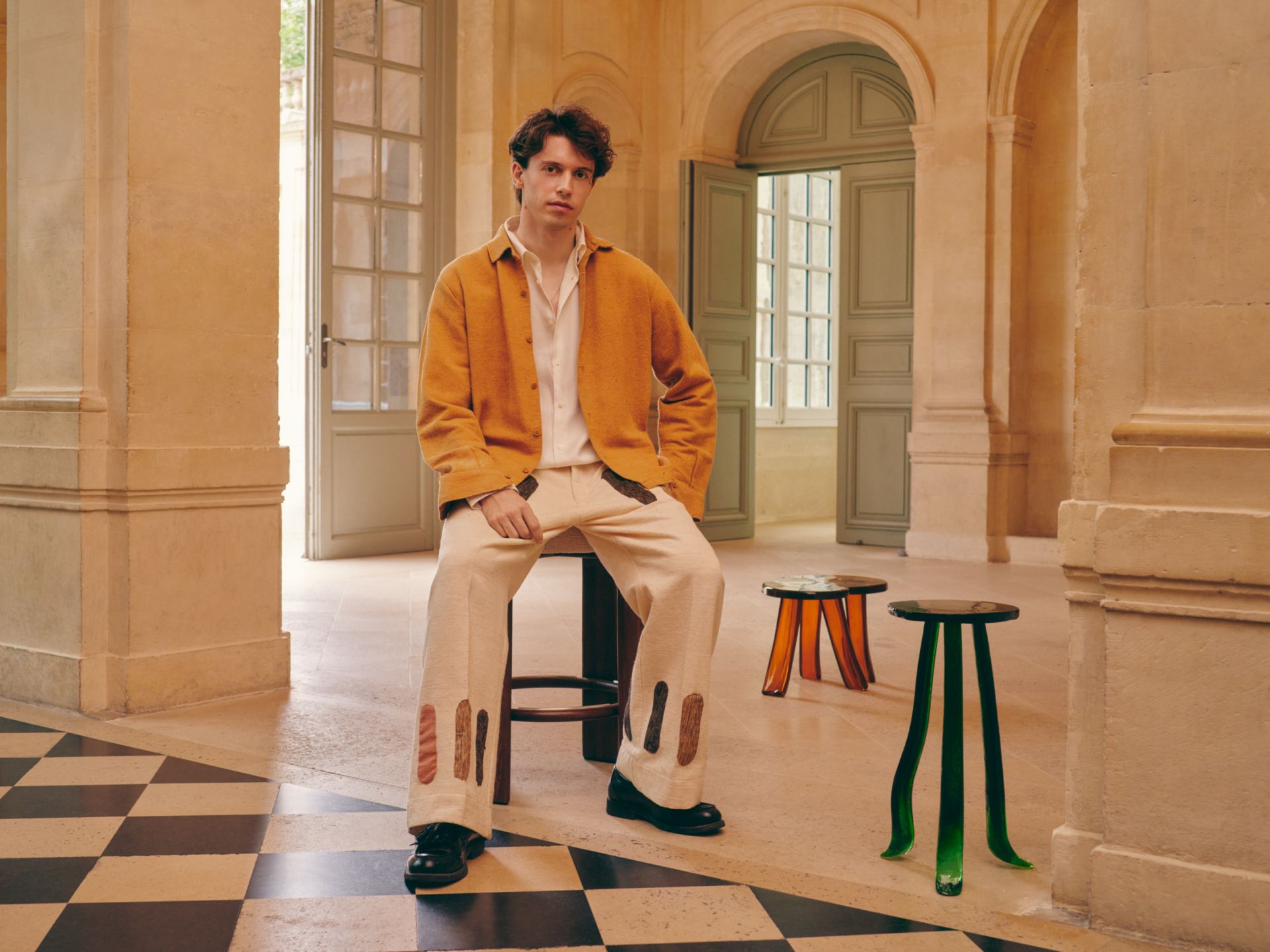 Szymon Keller et ses tabourets en résine réalisés pour la Kave Gallery.