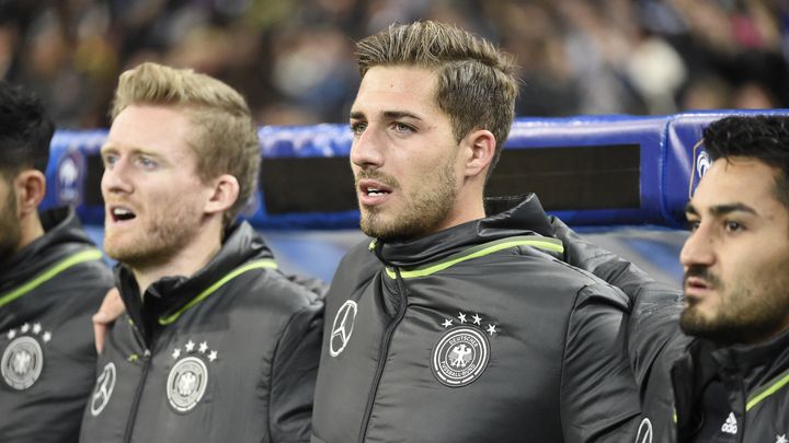 Le gardien de l'Allemagne Kevin Trapp lors des hymnes le soir du match entre la France et l'Allemagne le 13 novembre 2015. (JEAN MARIE HERVIO / DPPI MEDIA / VIA AFP)