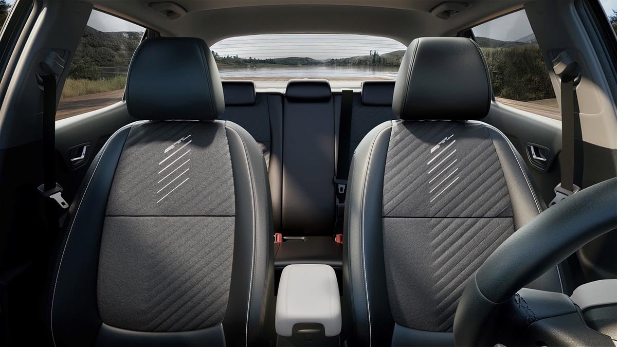 Habitacle du Kia Stonic 2026 avec sièges avant et arrière en tissu, vue de face sur l’ensemble de l’intérieur