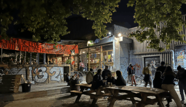 Soirée "Cabaret des luttes" devant La Bobine à Grenoble, occupée par des militants, le 2 octobre 2025. © Muriel Beaudoing - Placegrenet.fr