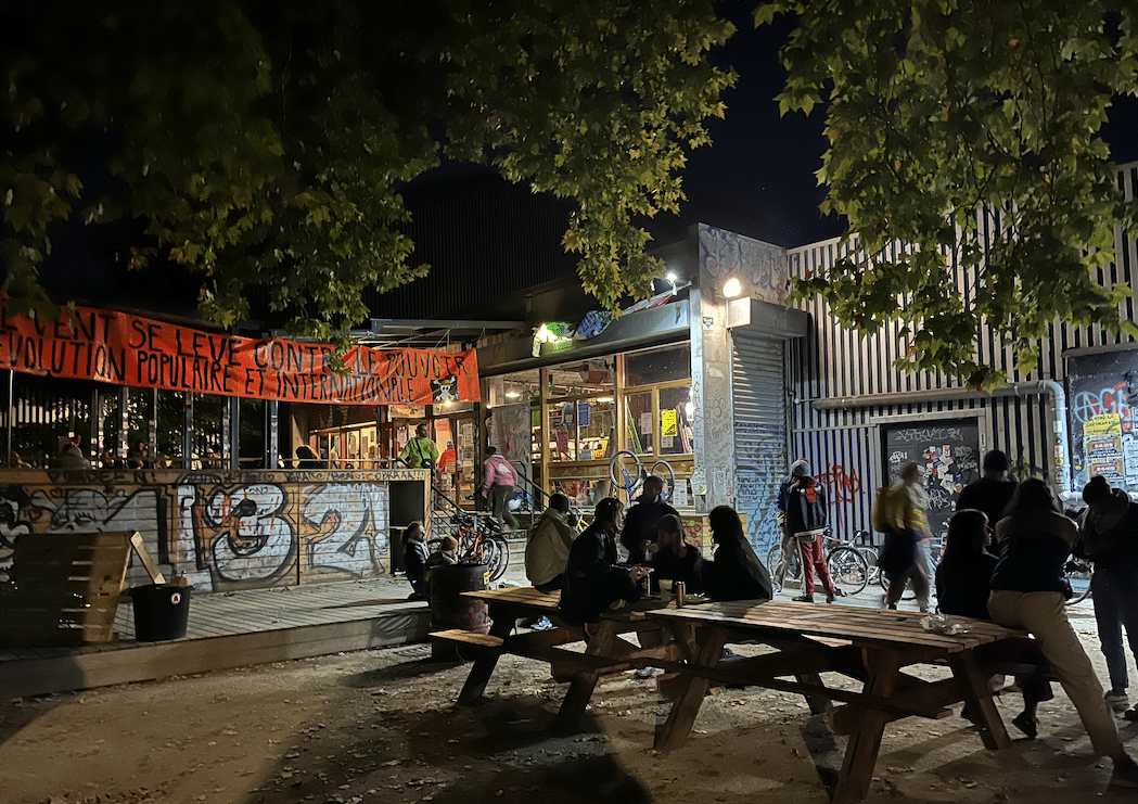 Soirée "Cabaret des luttes" devant La Bobine à Grenoble, occupée par des militants, le 2 octobre 2025. © Muriel Beaudoing - Placegrenet.fr