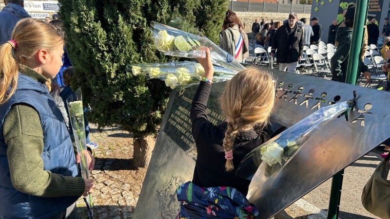La cérémonie s'est achevée par le dépôt de roses blanches sur la stèle du 40, avenue de la Rose (13e) par les enfants présents.