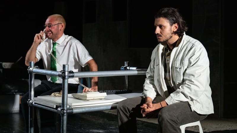 La Jeune troupe de La Criée, composée des comédiens apprentis issus de l'Ecole régionale d'acteurs de Marseille et de Cannes (Eracm), porte la pièce.