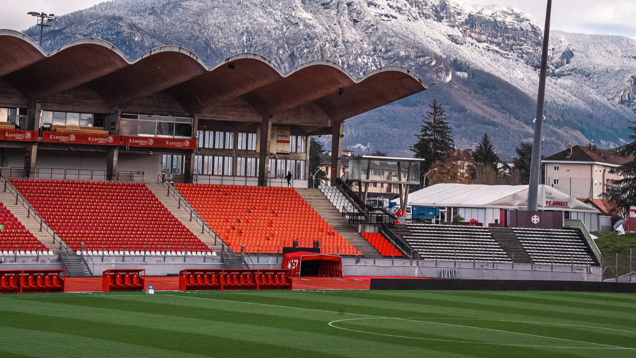 La piste du Parc des Sports dégradée pendant la défaite lors du derby Annecy-Grenoble