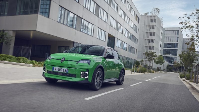La Renault 5 E-Tech continue de séduire en France.