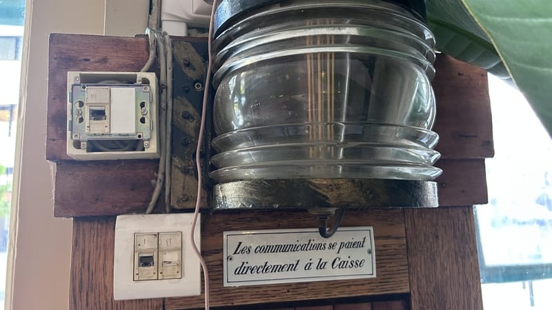 La rénovation a laissé une place aux traces du passé de cette adresse emblématique de la restauration marseillaise, près de 140 ans au compteur tout de même.