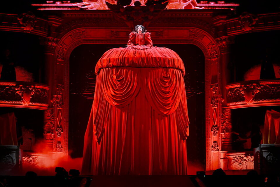 L'arrivée de Lady Gaga sur scène au sommet d'une robe rouge géante, qui cache... une prison!