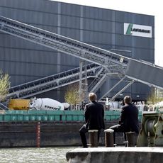 L'usine de béton Lafarge, au bord de Seine