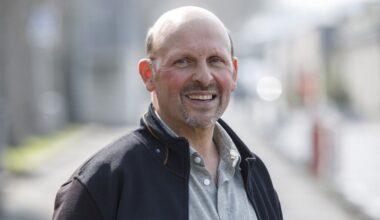 Denis surprend Romy avec une danse du ventre qui la met mal à l’aise, "ça me gêne"