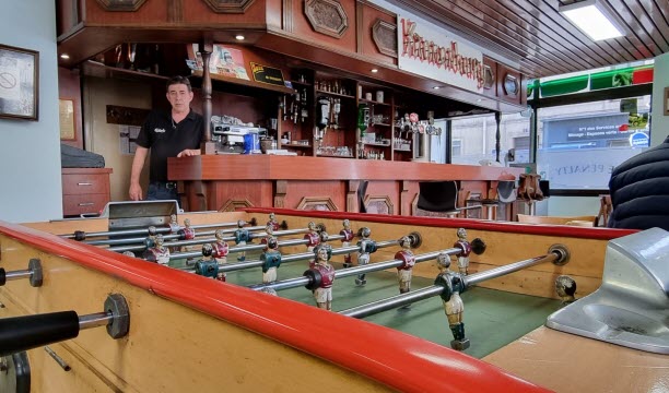 Le baby-foot à toute sa place au Pénalty.   Photo Alain Thiesse