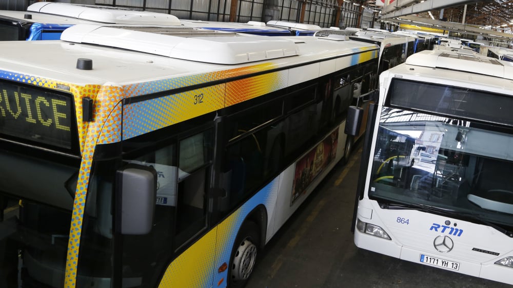 Le chauffeur de bus à Marseille refuse de s’arrêter, elle lui crache dessus