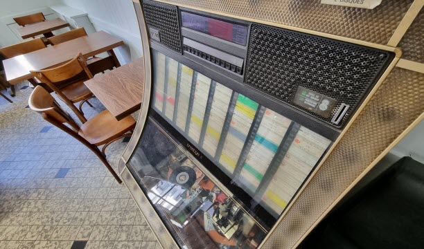 Le jukebox du Pénalty peut être rallumé à la demande, assure le patron Thierry Chaput.   Photo Alain Thiesse