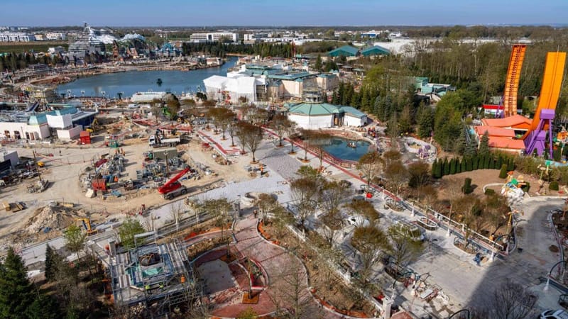 Le parc Walt Disney Studios poursuit sa métamorphose en Disney Adventure World, une transformation historique portée par de nouvelles zones immersives et un vaste lac central.