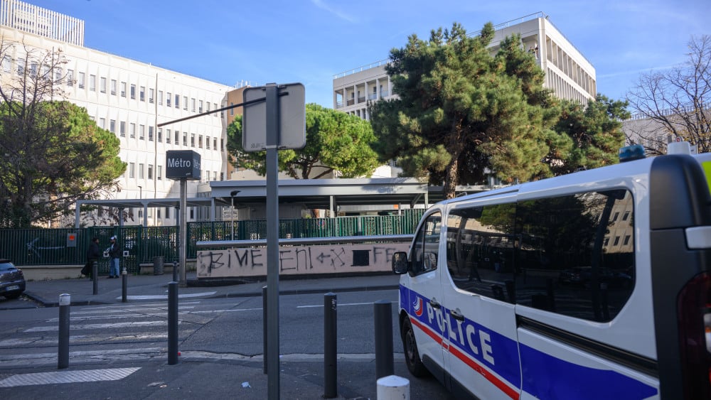 un emballement médiatique et politique précipité