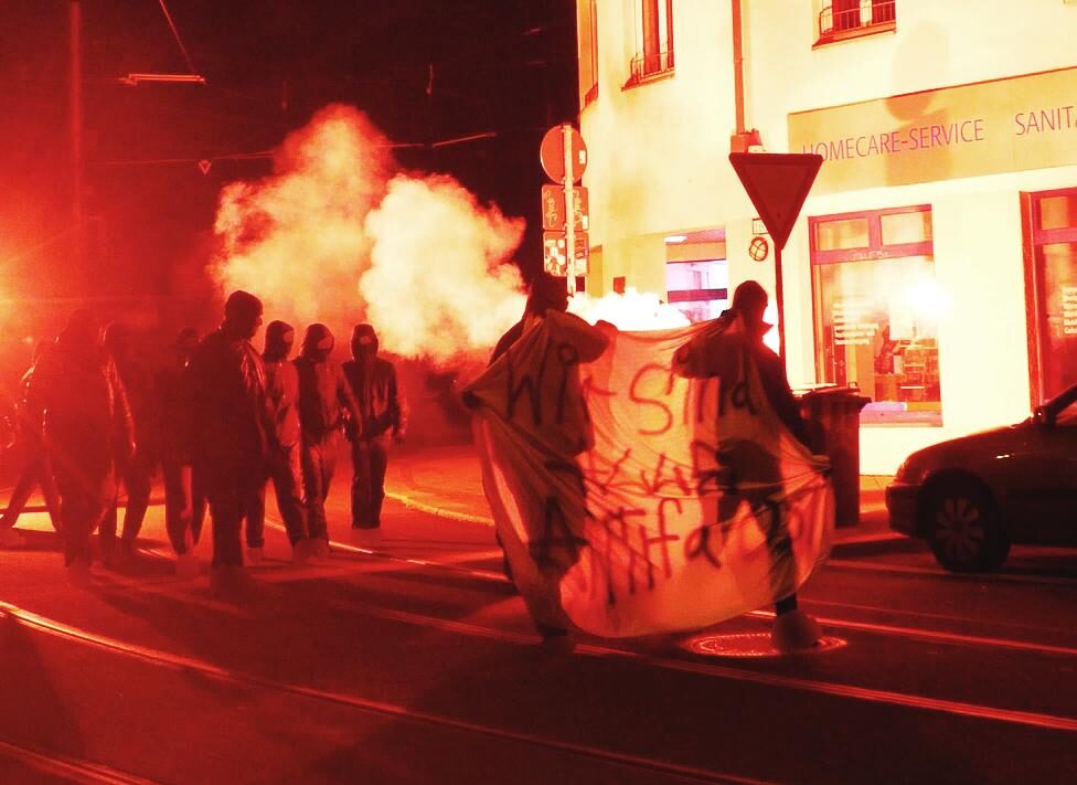 Manif sauvage en solidarité avec les antifascistes qui passent en jugement – 🔴 Info Libertaire