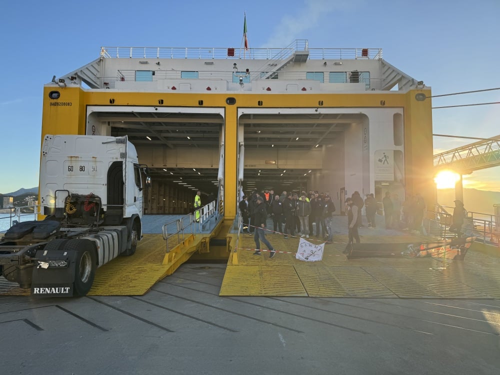 le bateau de la Corsica Ferries de nouveau bloqué à Ajaccio par les marins en colère