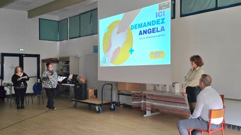 Les dix stagiaires du DAQ qui ont participé et monté ce projet, ont retracé l’origine du dispositif “Demandez Angela”.  Photo Camille Poirson