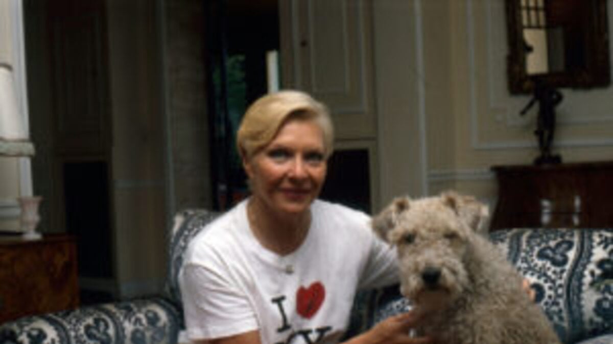 Line Renaud : sa superbe demeure des Hauts-de-Seine où elle posait avec son mari Loulou Gasté (Photos)
