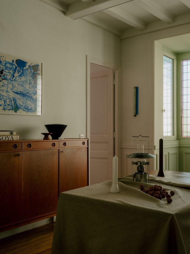 Paris : un petit appartement pensé dans une palette de couleurs douces