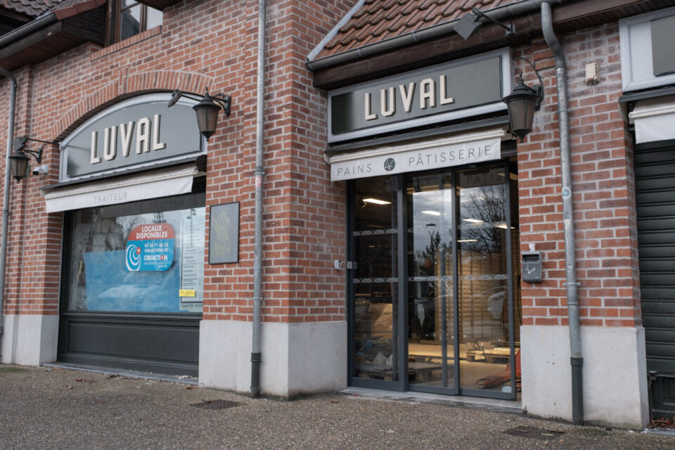 À l'abandon depuis la liquidation judiciaire des boulangeries Luval, ce commerce du rond-point des Bruyères, près de Rouen, va devenir un Carrefour Express.